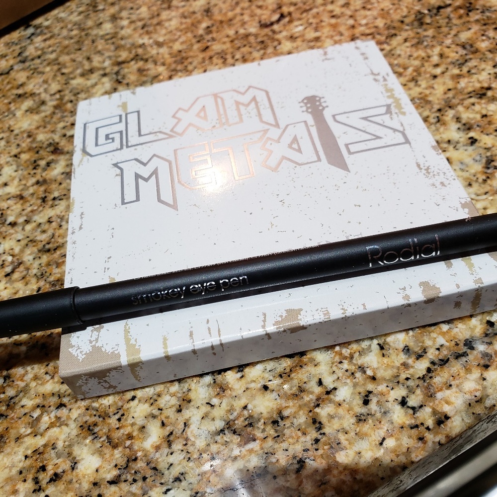 Glam Metals Eyeshadow Palette & Smoky Eyeliner - Picture 7 of 8